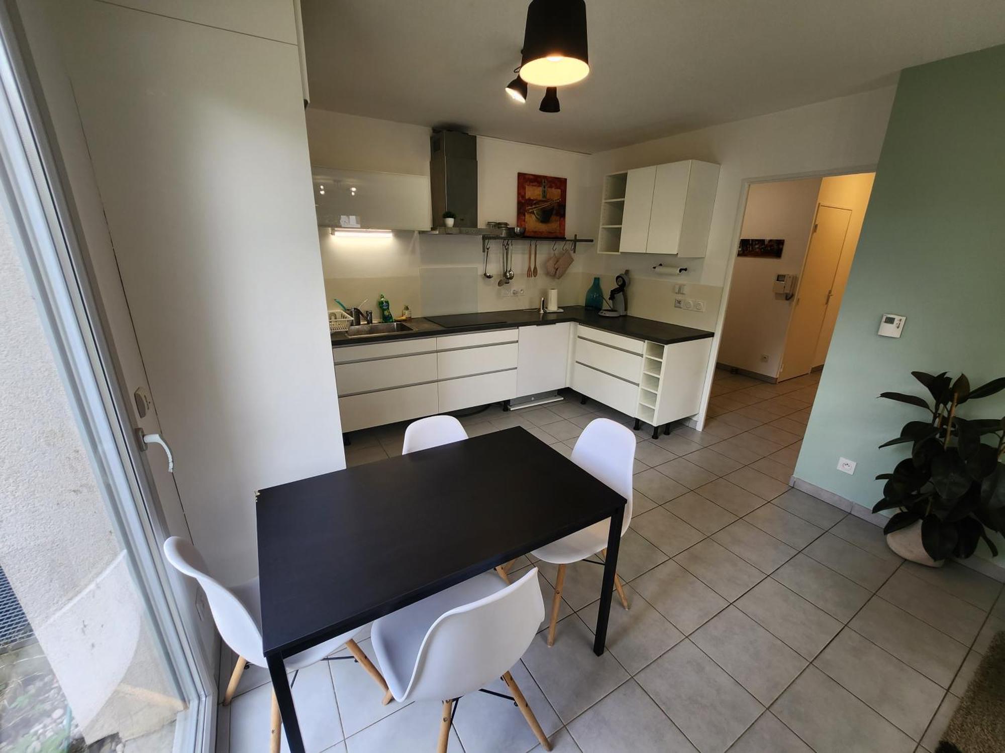 Appt 2 Au Calme - Jardin Prive - Metro D, Eurexpo, Groupama Stadium Apartment